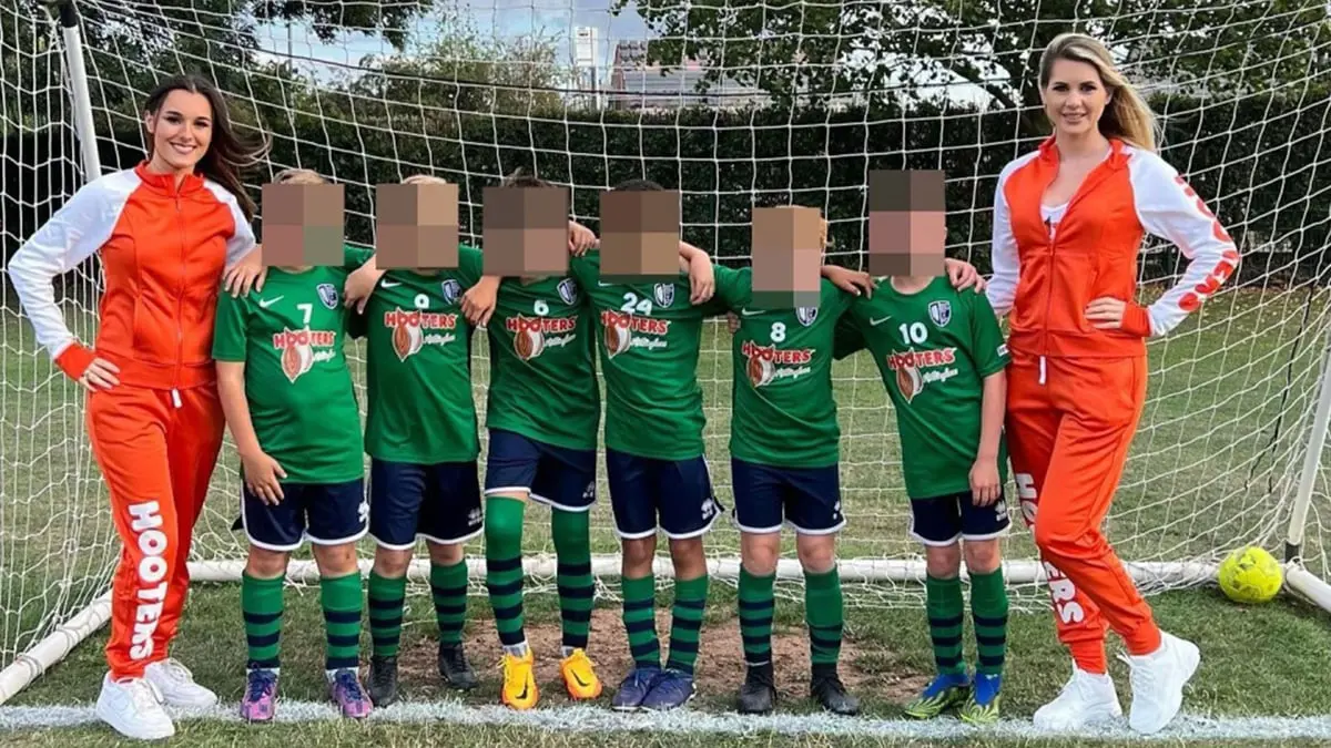 انتقادات واسعة لرعاية مطعم يستخدم نادلات حسناوات لفريق أطفال تحت 10 سنوات