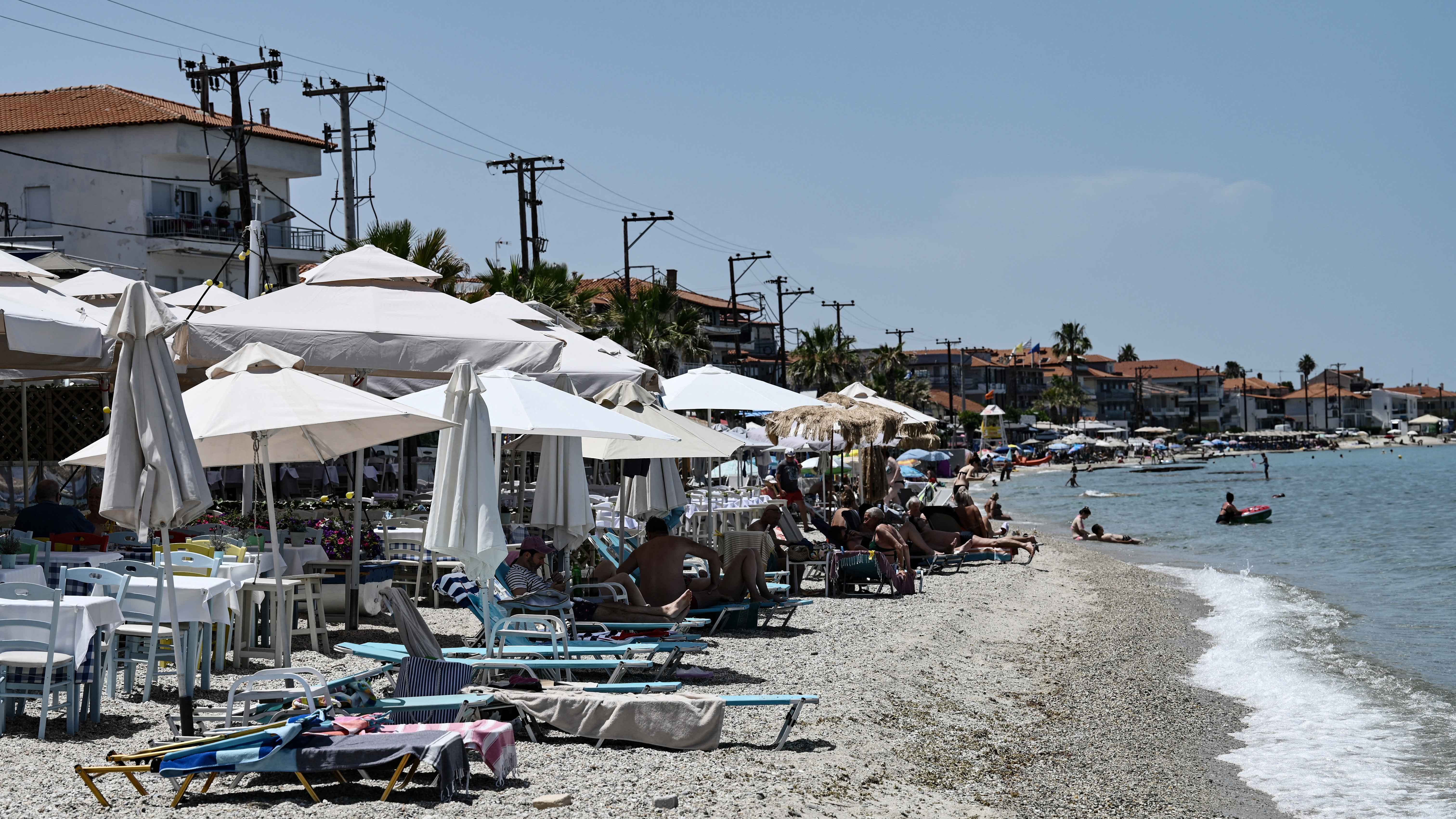 منعا للشجار على الشواطئ.. اليونان تستعين بـ"الطائرات دون طيار"