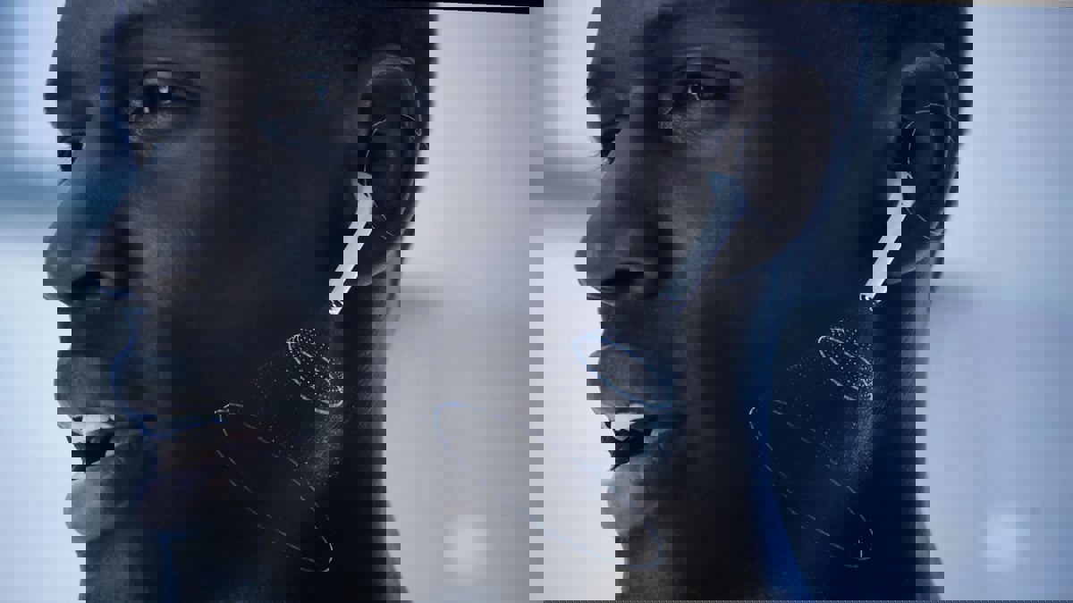 هل يمكن أن تعمل "Apple AirPods" كمساعدات لتعزيز السمع؟