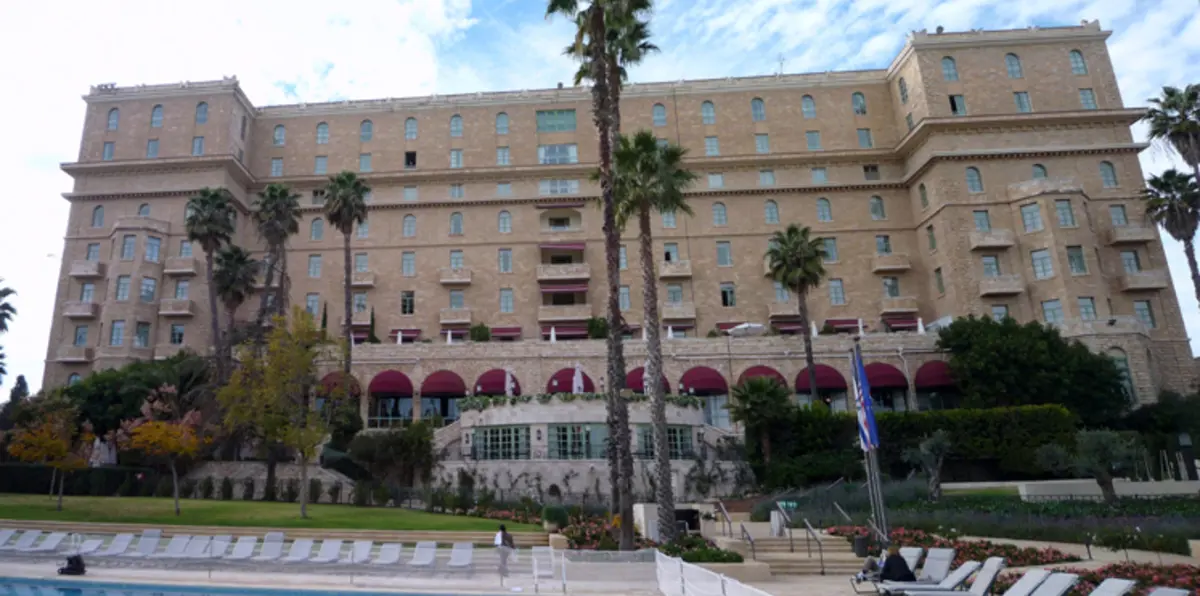 تنقله طائرات عملاقة من أمريكا.. جدار مضاد للرصاص حول مقر إقامة ترامب بالقدس