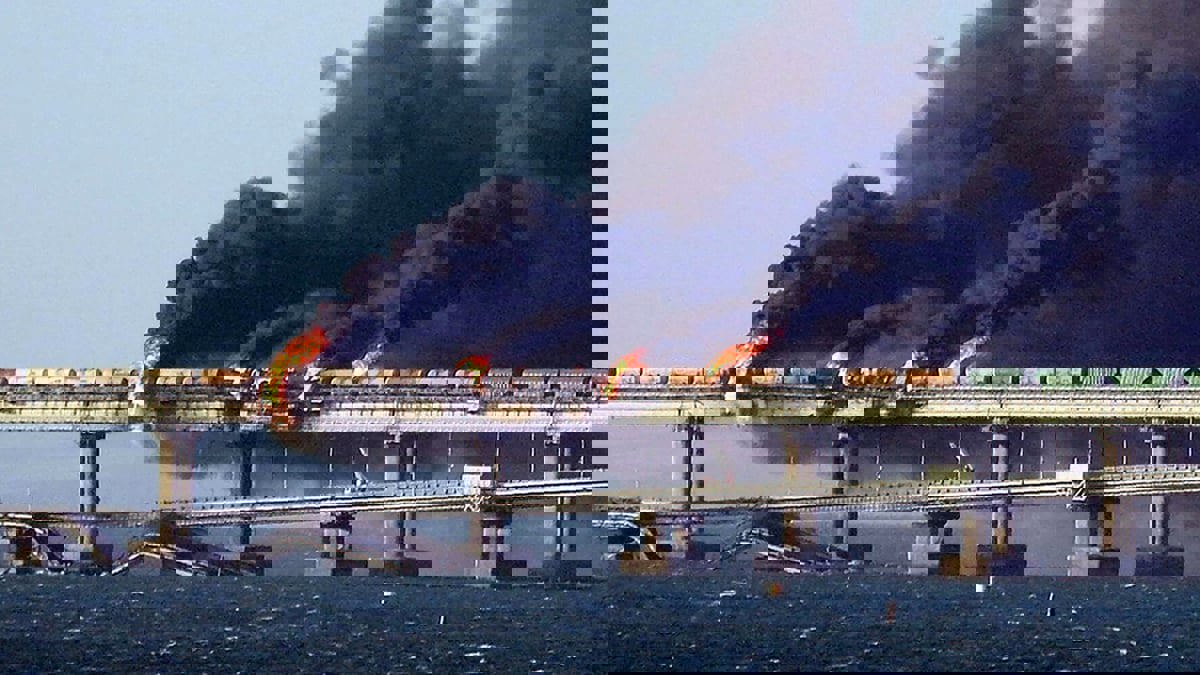 غواصون روس يتفقدون الأضرار بجسر القرم بعد تعرضه للتفجير