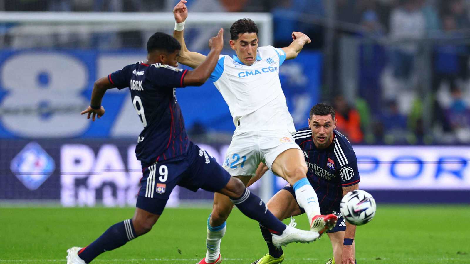 مدرب مارسيليا يكشف تطورات الحالة الصحية للمغربي نايف أكرد 