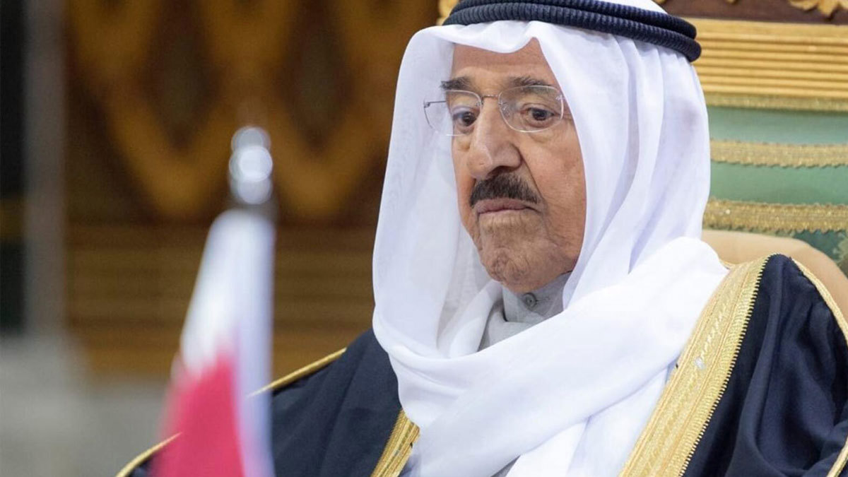 أمير الكويت يعزي سلطان العتيبي بوفاة أبنائه الـ 8 في حريق صباح الأحمد