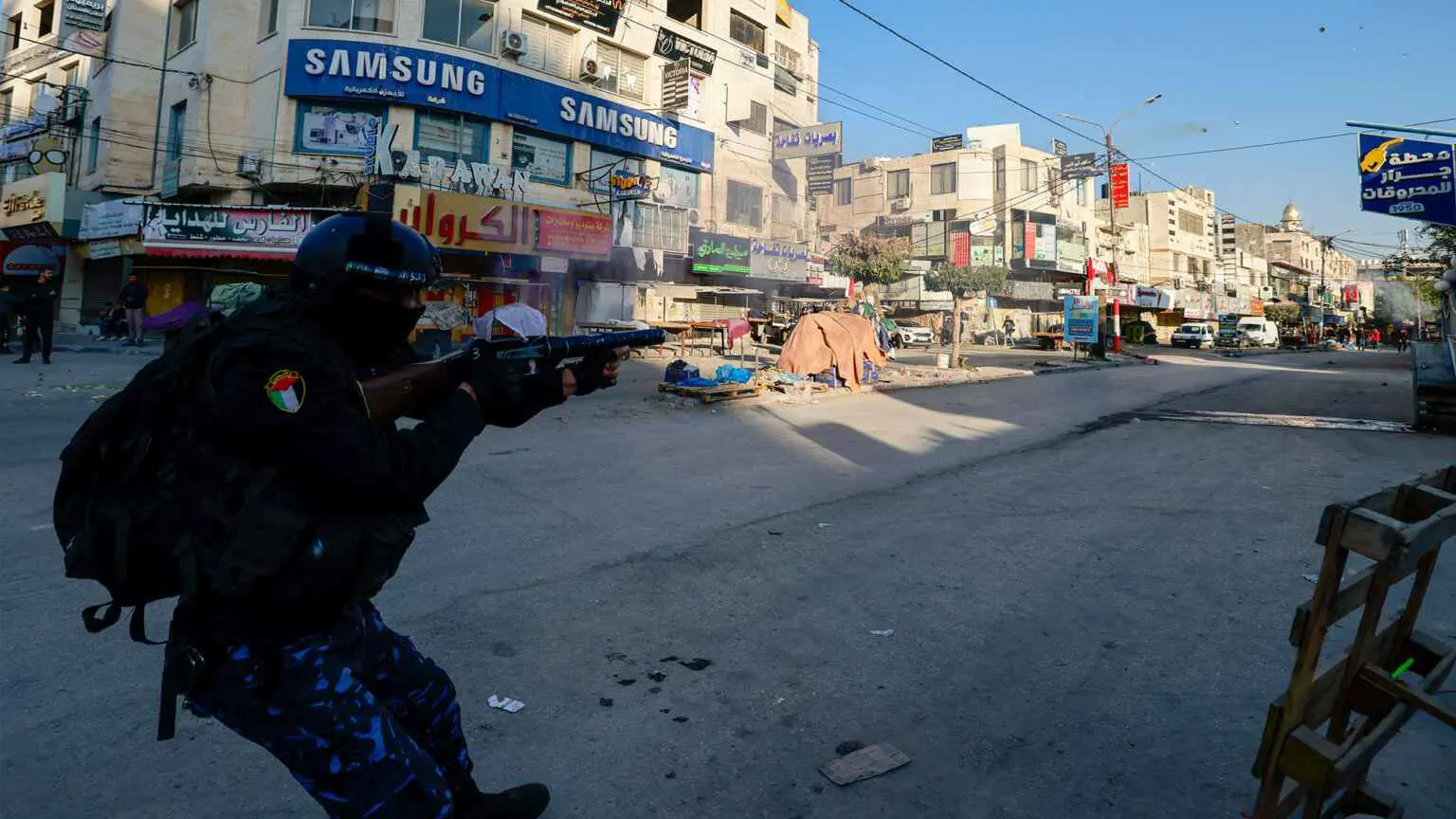 مقتل عنصر أمن فلسطيني في اشتباكات عنيفة بمخيم جنين