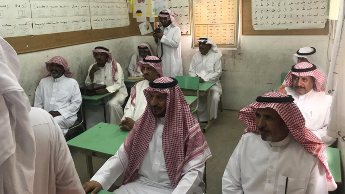 مدرسة بالسعودية تكرم أول مدير لها قبل 50 عامًا (صور وفيديو)