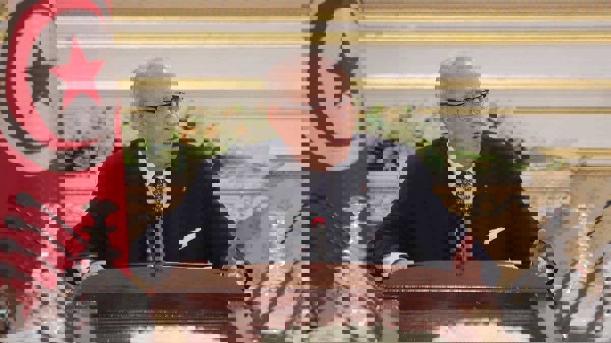 السبسي يتهم الشاهد و "إخوان تونس" بالسطو على صلاحياته