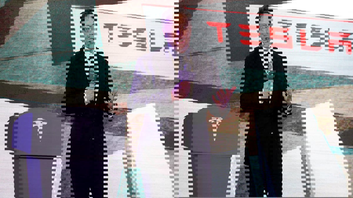 ‪   ماسك يهتم بمشكلة ثاني أكسيد الكربون داخل سيارات تيسلا‬