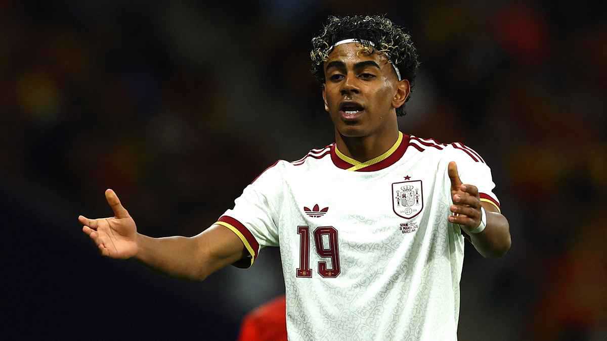 بعد أزمة الهتافات المسيئة.. فينيسيوس وأشرف حكيمي يفاجئان لامين يامال 