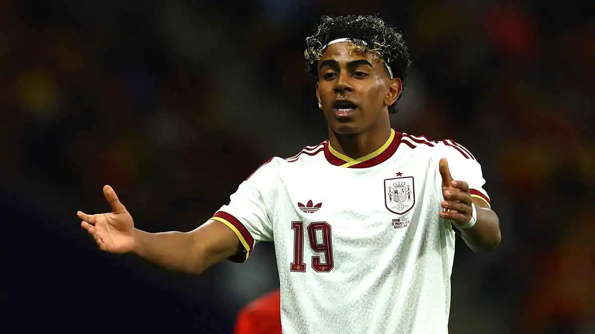 بعد أزمة الهتافات المسيئة.. فينيسيوس وأشرف حكيمي يفاجئان لامين يامال