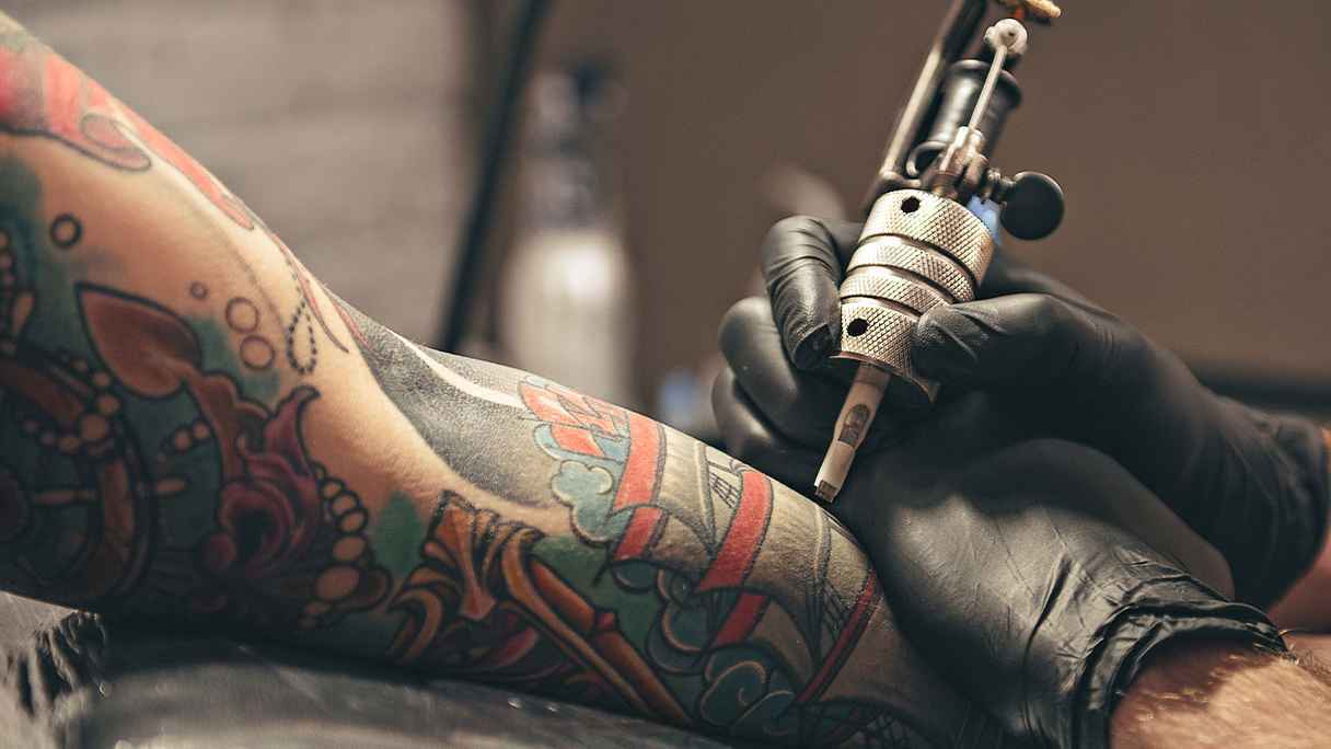 رجل الوشوم.. رحلة إزالة الـ170 تاتو لـ"لياندرو دي سوزا" (فيديو إرم)