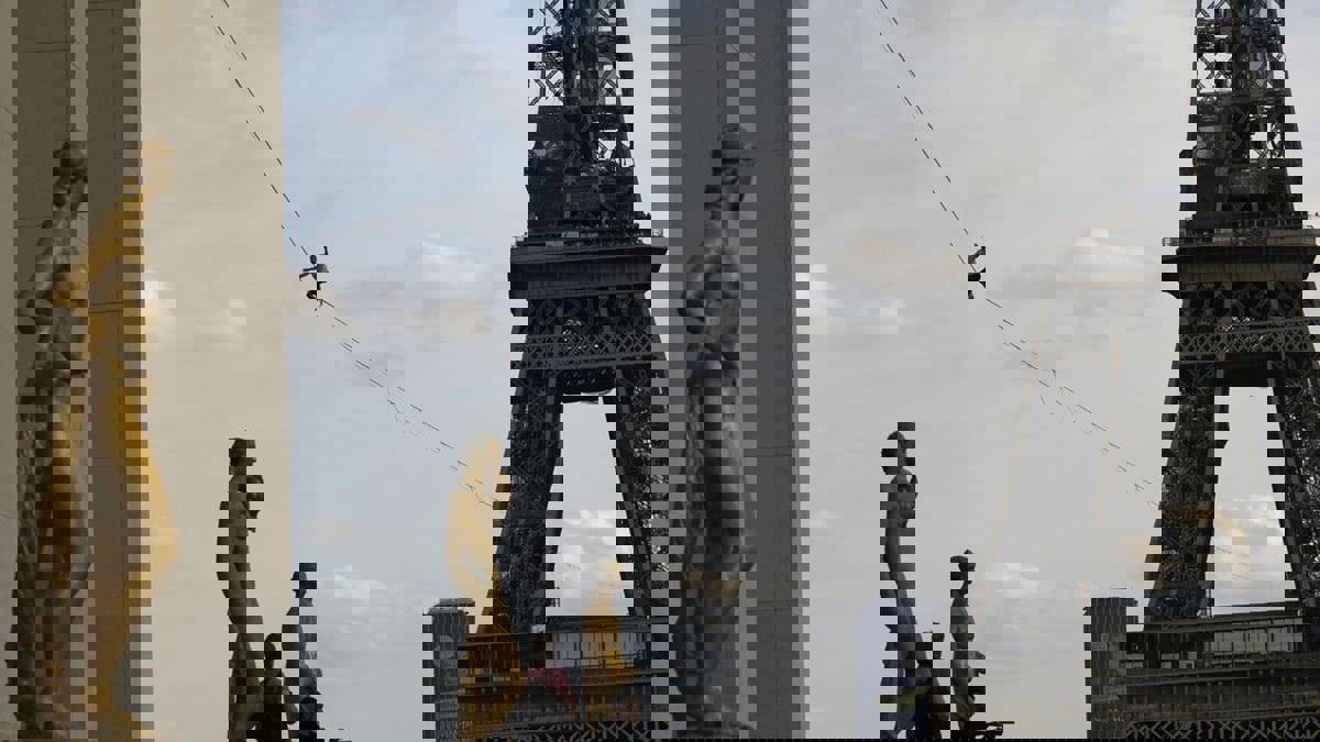 فرنسي ينفذ استعراضا يحبس الأنفاس من برج إيفل (فيديو وصور)