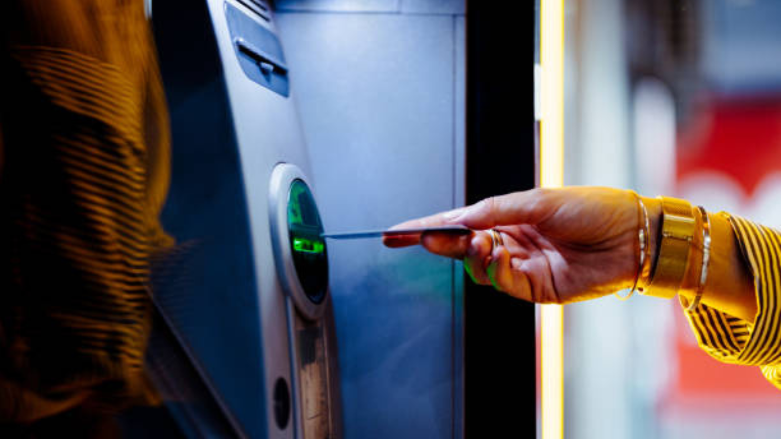 "الحل الأسرع"..  خطوات ذكية لاسترداد بطاقتك من الصراف الآلي