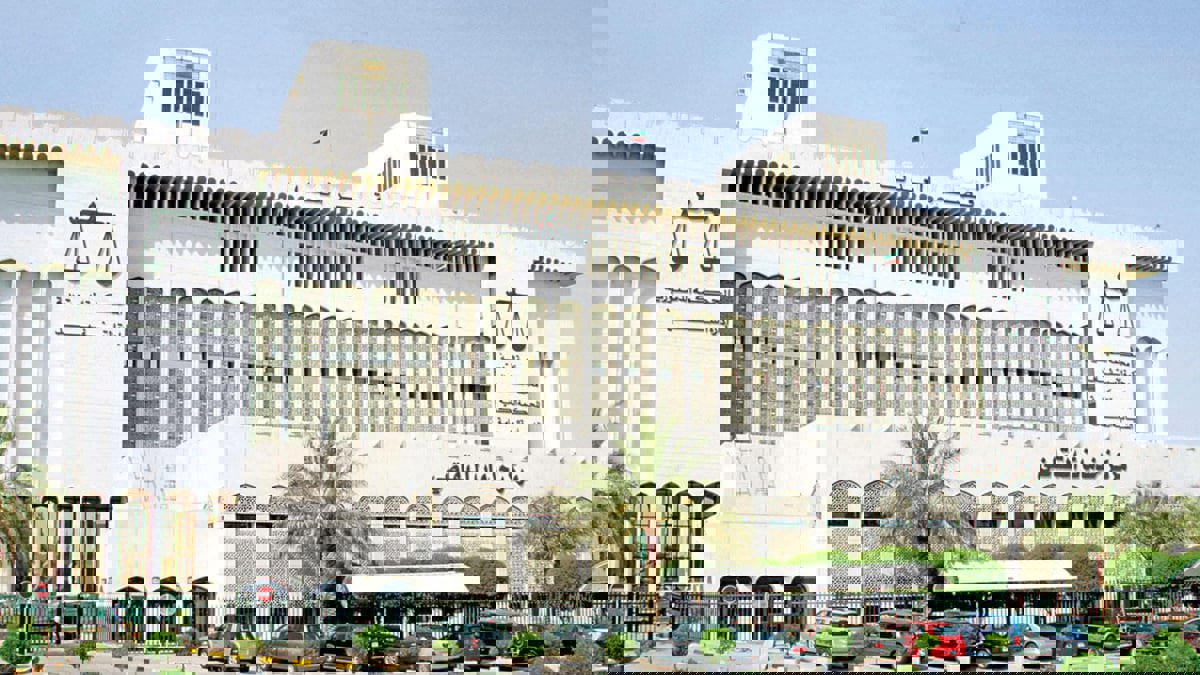 القبض على زوج فاشينيستا كويتية مشهورة بتهم احتيال