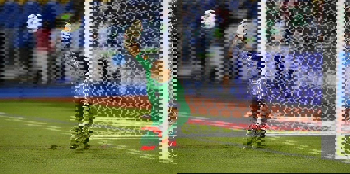 نحات مصري يصنع تمثالًا لعصام الحضري