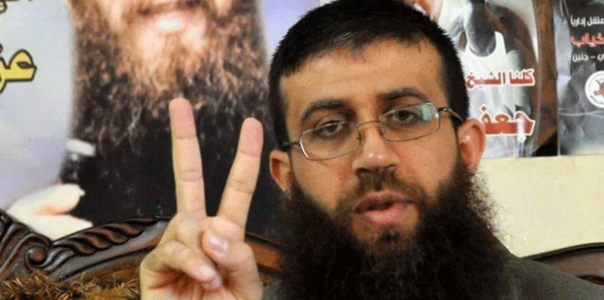 بعد توقفه عن شرب الماء.. إسرائيل تصدر حكمًا بالسجن والغرامة بحق الأسير خضر عدنان