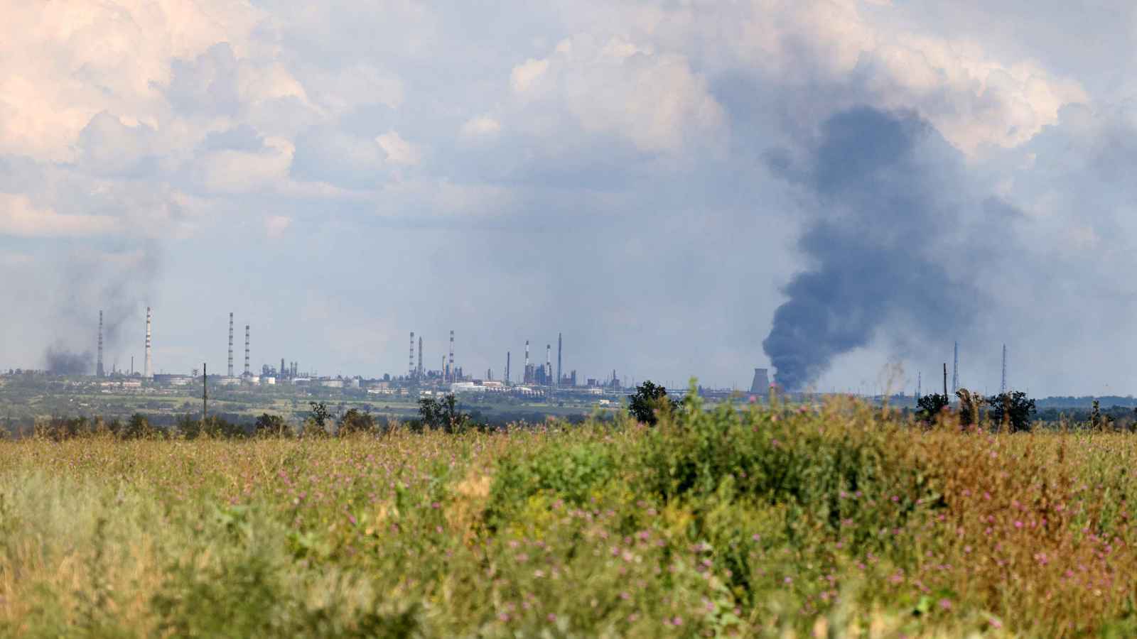 اندلاع حريق في مصفاة نفط بمدينة أوفا الروسية