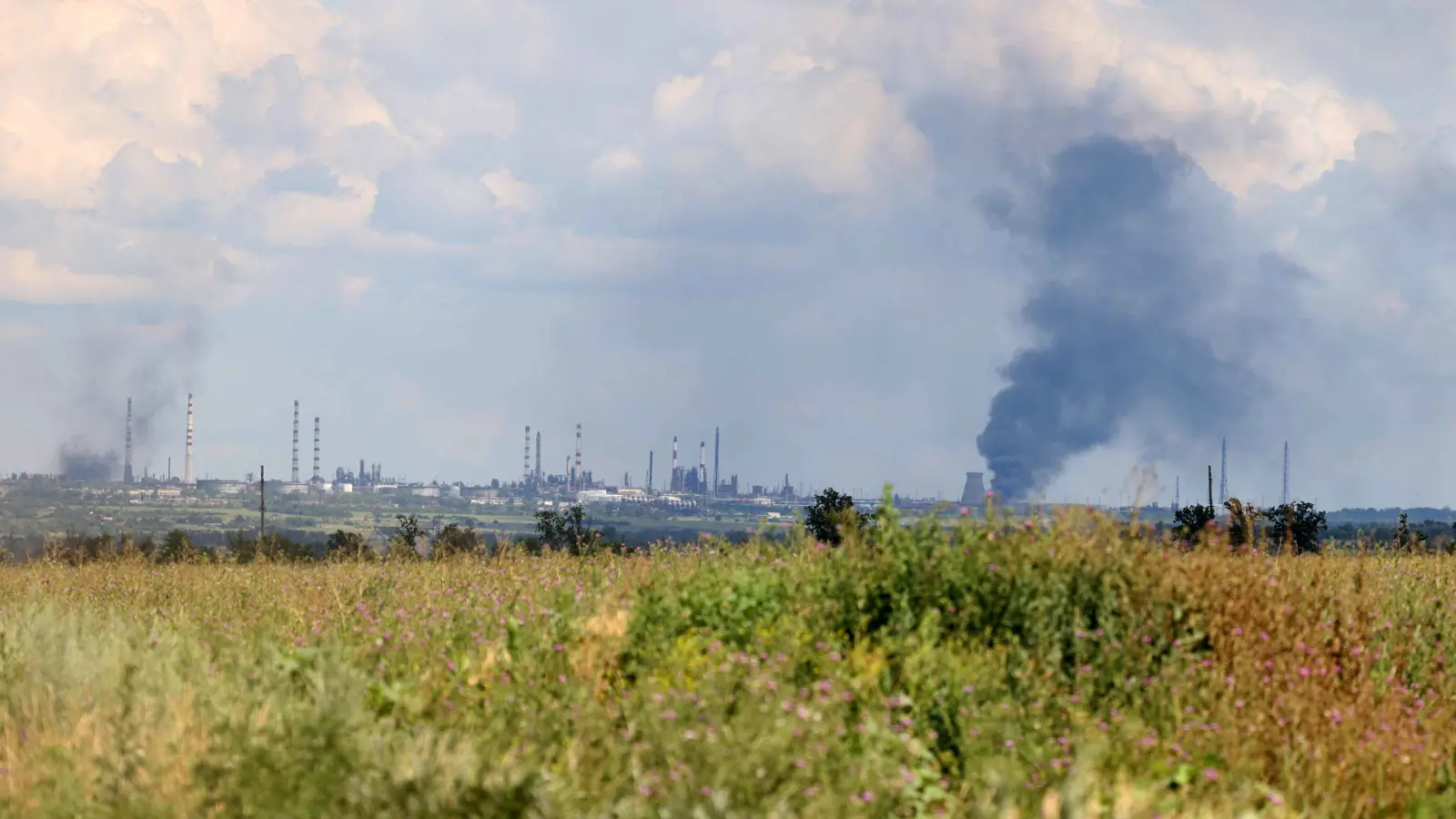 اندلاع حريق في مصفاة نفط بمدينة أوفا الروسية