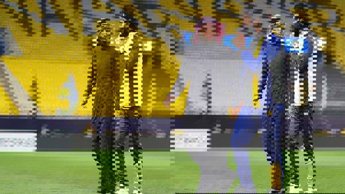 خالد الدبل يحاول إبعاد السويكت عن حكم مباراة الاتفاق ضد النصر (فيديو)‎