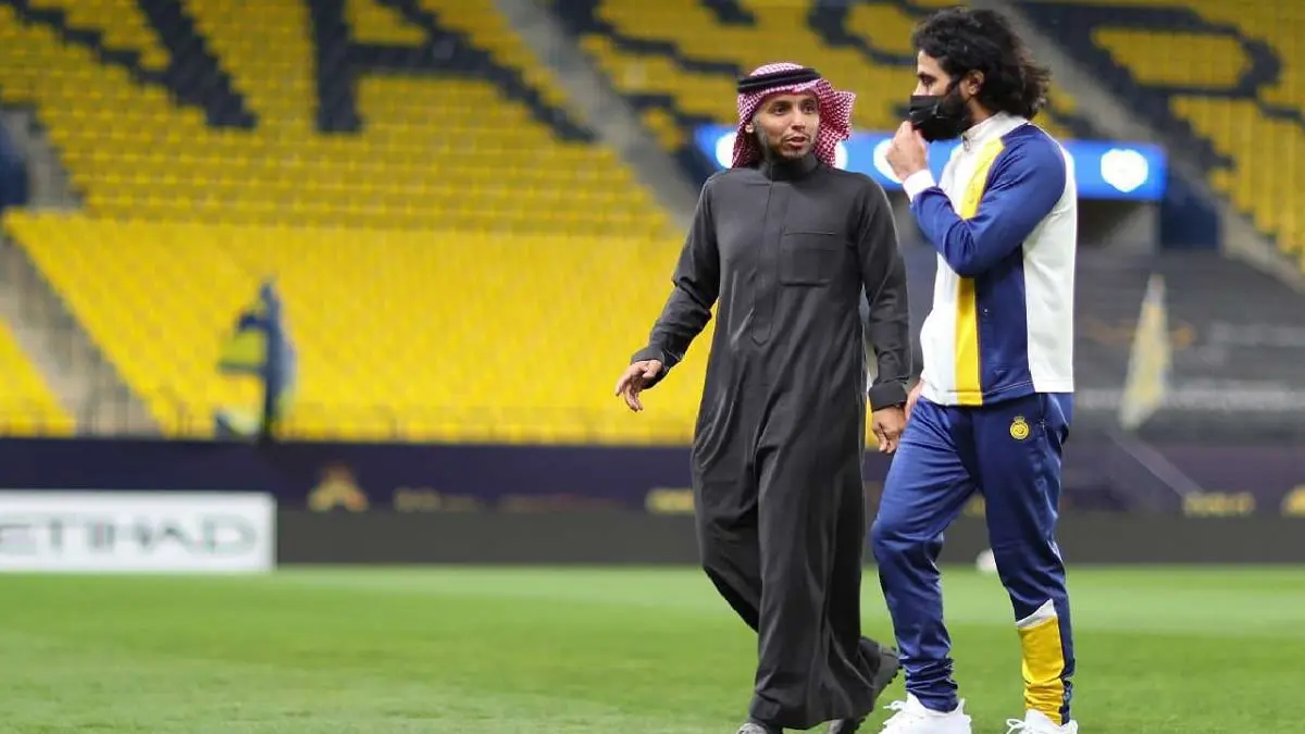 خالد الدبل يحاول إبعاد السويكت عن حكم مباراة الاتفاق ضد النصر (فيديو)‎