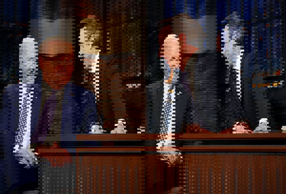 لاجتذاب الناخبين المترددين.. بايدن يطل في برنامج فكاهي