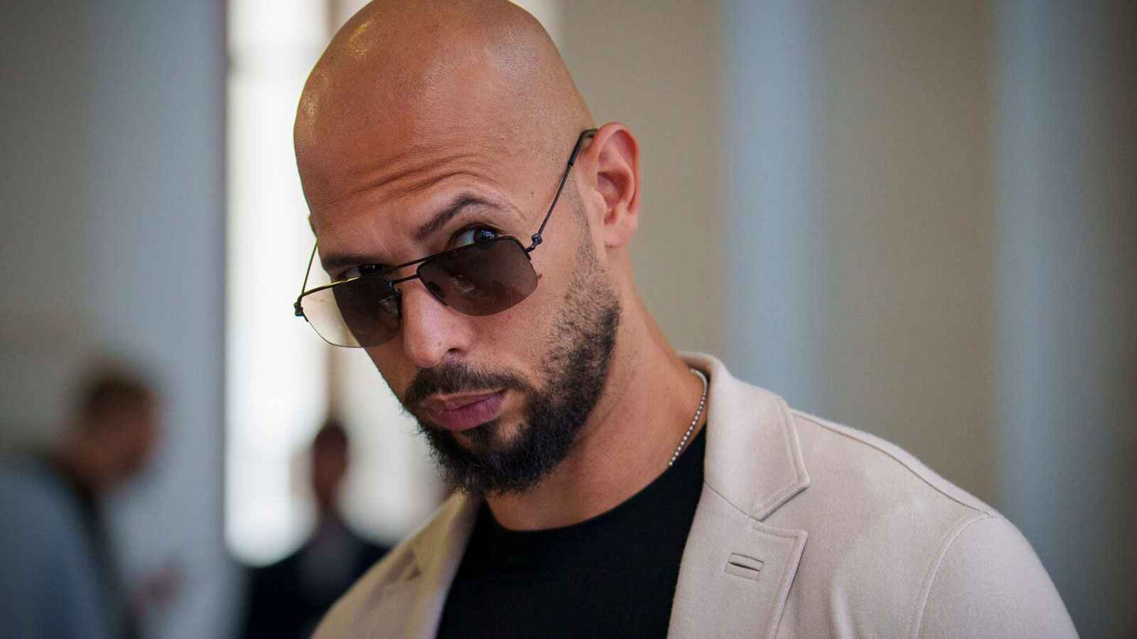 المؤثر أندرو تيت يواجه تهمًا مالية وجنسية جديدة