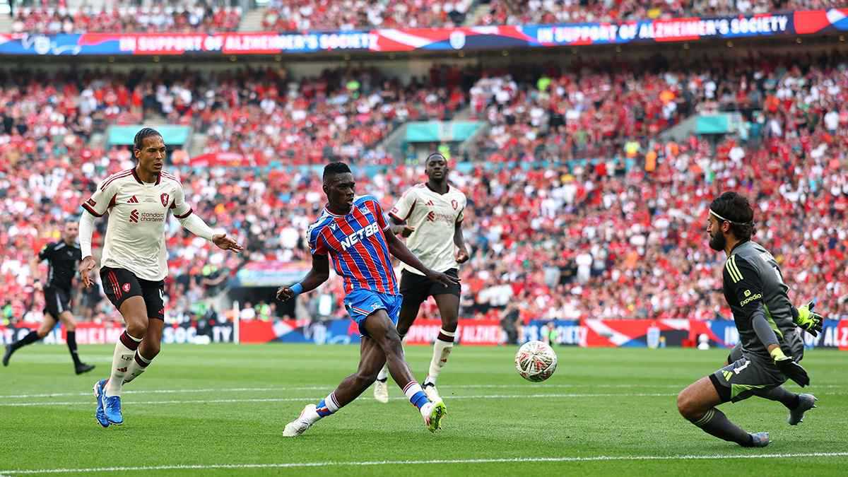 كريستال بالاس يتوَّج بلقب الدرع الخيرية بعد انتصاره على ليفربول بركلات الترجيح