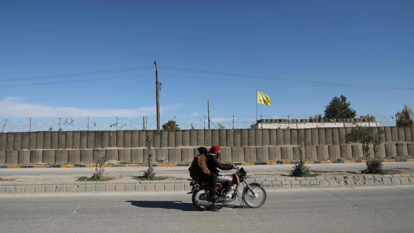 خبراء: "تقاسم مناطق نفوذ" يُنهي حرب "قسد" مع الفصائل المعارضة