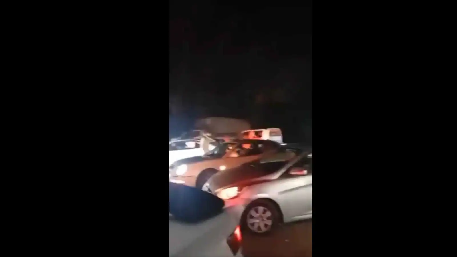 قطع الطريق الدولي بين حمص وطرطوس وفوضى في محيط حاجز أرزونة (فيديو)