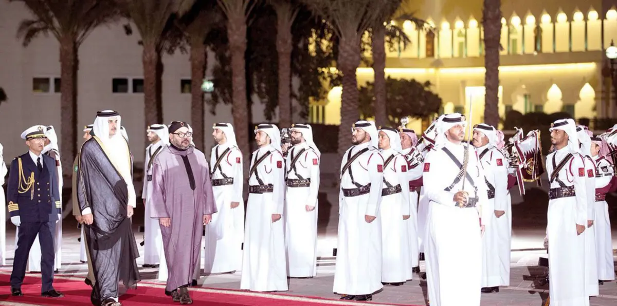 المغرب ينفي رفع محمد السادس وشاحًا يحمل صورة أمير قطر.. والدوحة تحقق