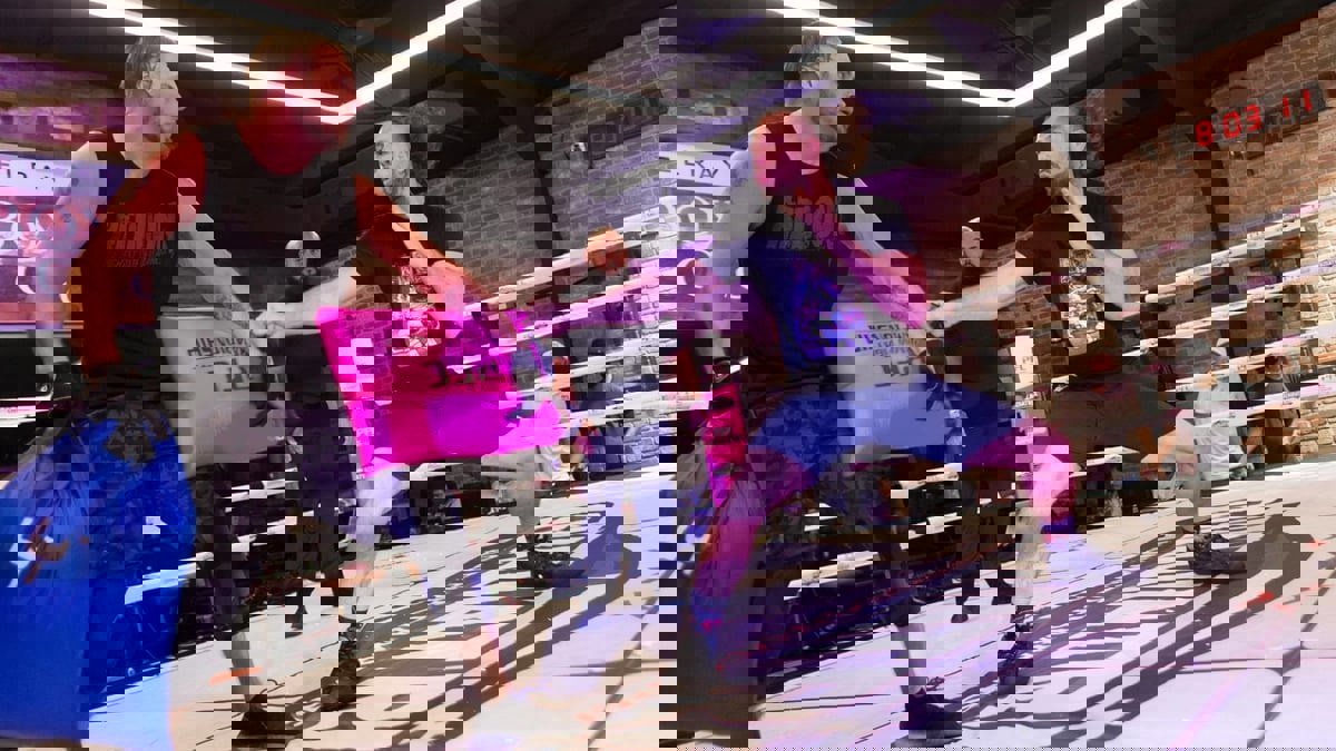 الضرب بالوسائد.. رياضة قتالية جديدة ومجنونة