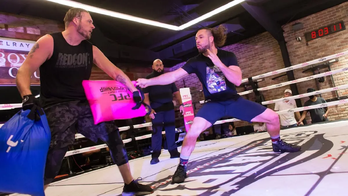 الضرب بالوسائد.. رياضة قتالية جديدة ومجنونة