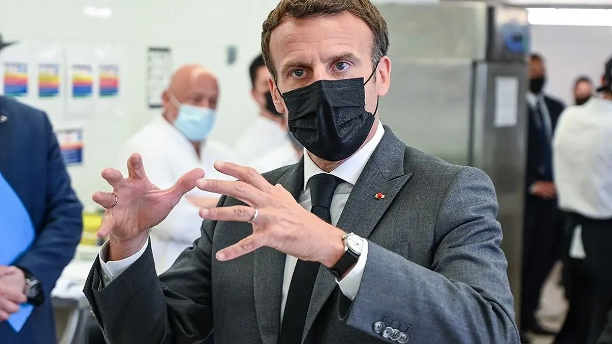 بيض وطحين.. "صفعة" ماكرون تعيد إلى الأذهان اعتداءات سابقة على رؤساء فرنسيين (فيديو)