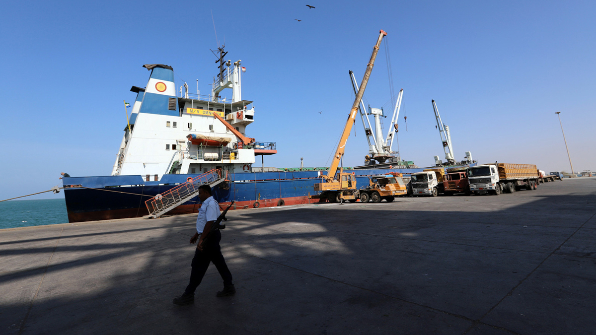 الحكومة اليمنية تحذر من كارثة بيئية في البحر الأحمر وخليج عدن