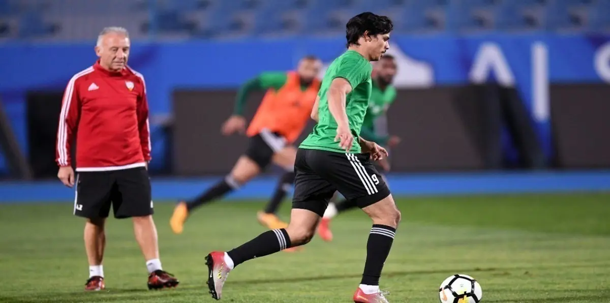 المنتخب الإماراتي ينسحب من المؤتمر الصحافي لمباراة عمان متضامنًا مع الموقف السعودي (فيديو)