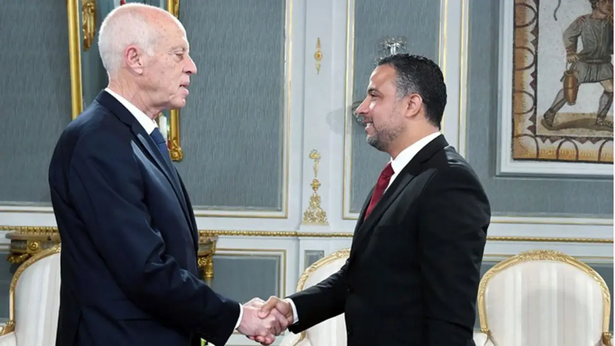 تهديد بعزل سعيد يشعل فتيل "معركة" بين الرئاسة والبرلمان في تونس