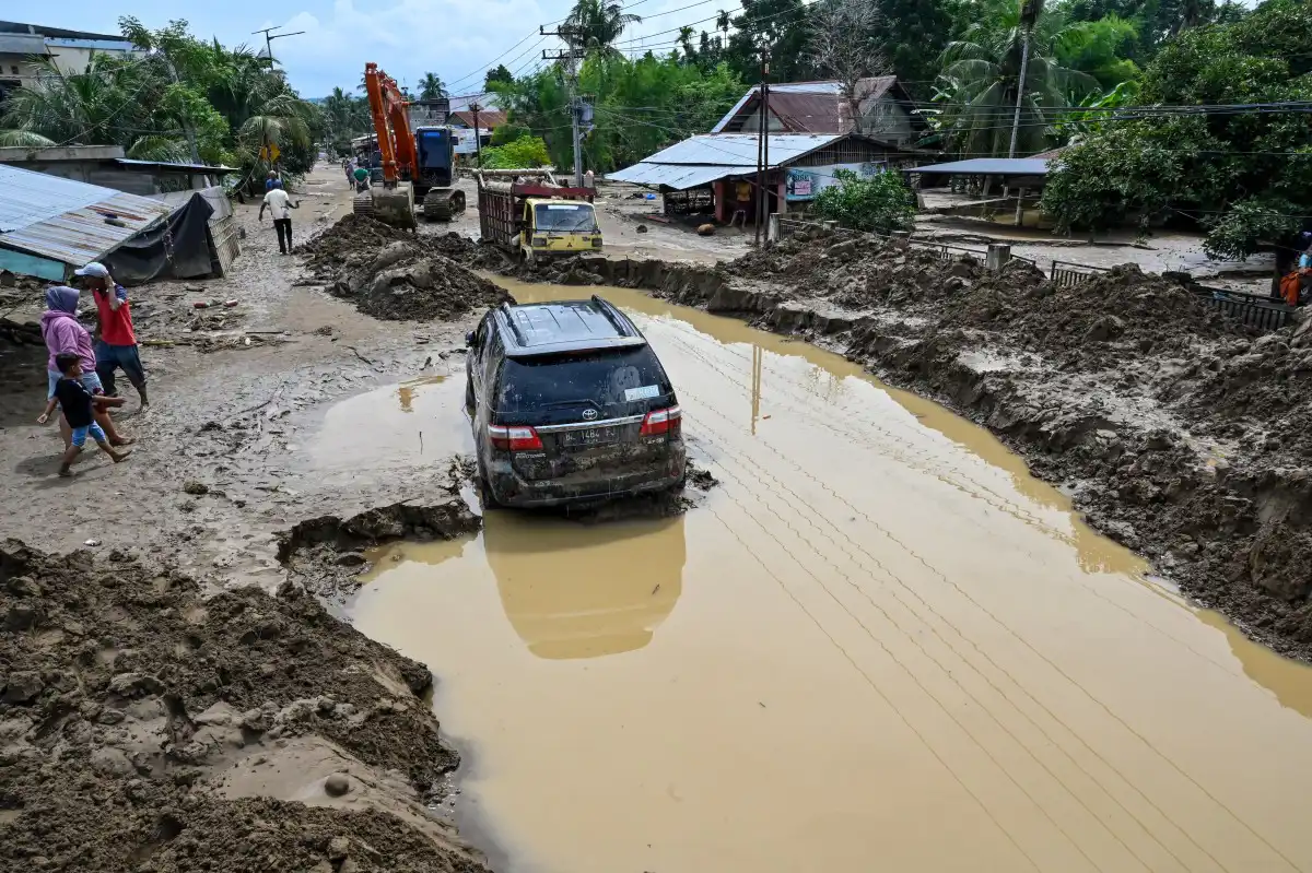 مركبات محاصرة في الوحل بعد الفيضانات المفاجئة في ميوريدو