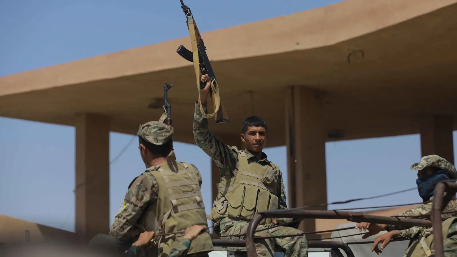 قوات قسد تبدأ الانسحاب من حلب