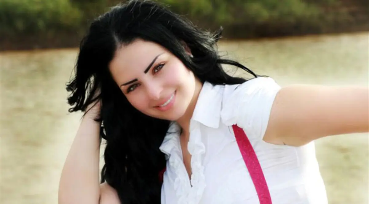 صورة.. والدة ديانا كرزون تنافسها في الجمال