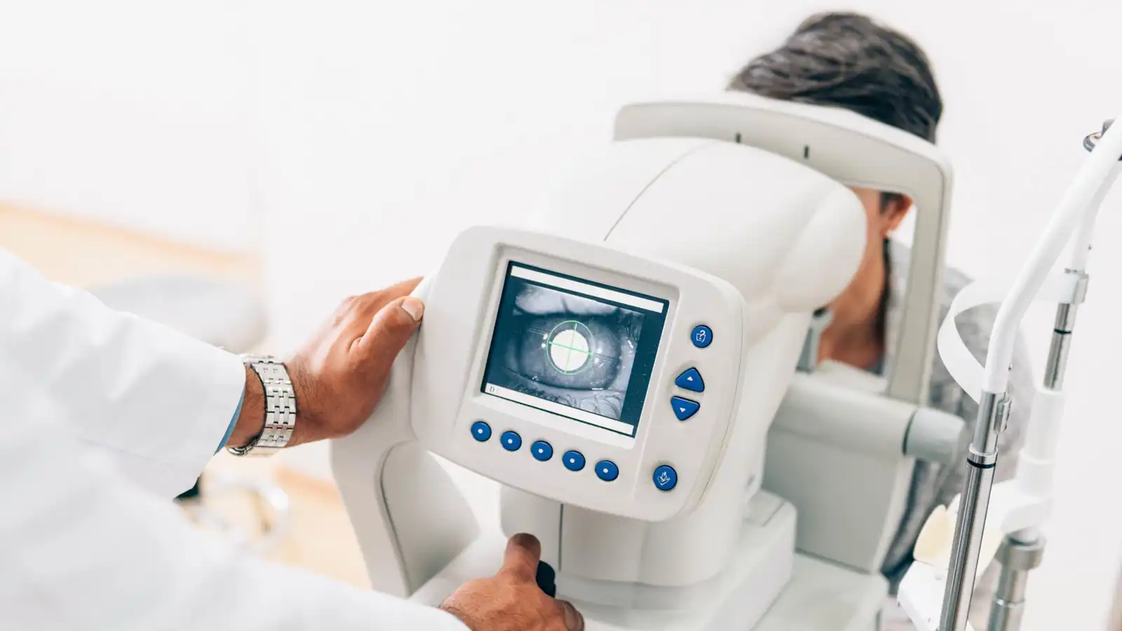 هل تؤثر النوبات القلبية على شبكية العين؟