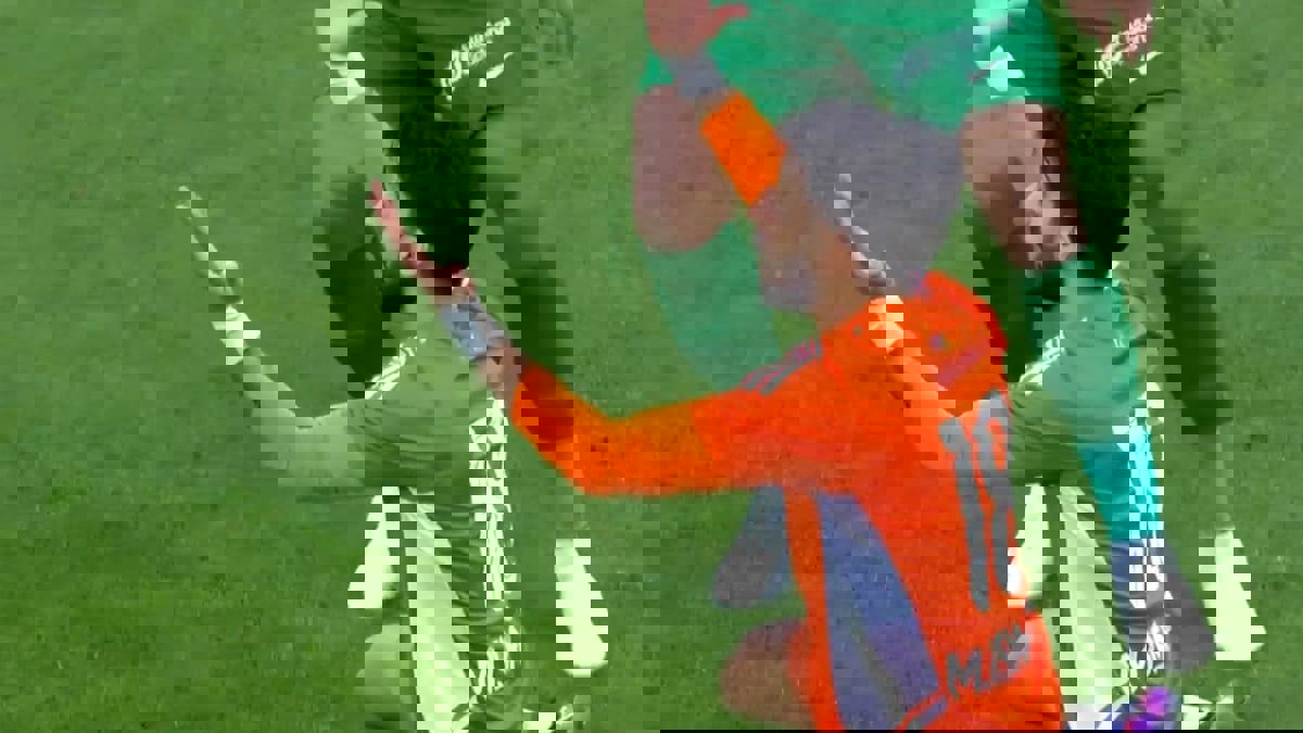 مباراة شباب الأهلي دبي وعجمان.. طرد محمد إسماعيل بعد 25 ثانية من البداية (فيديو)