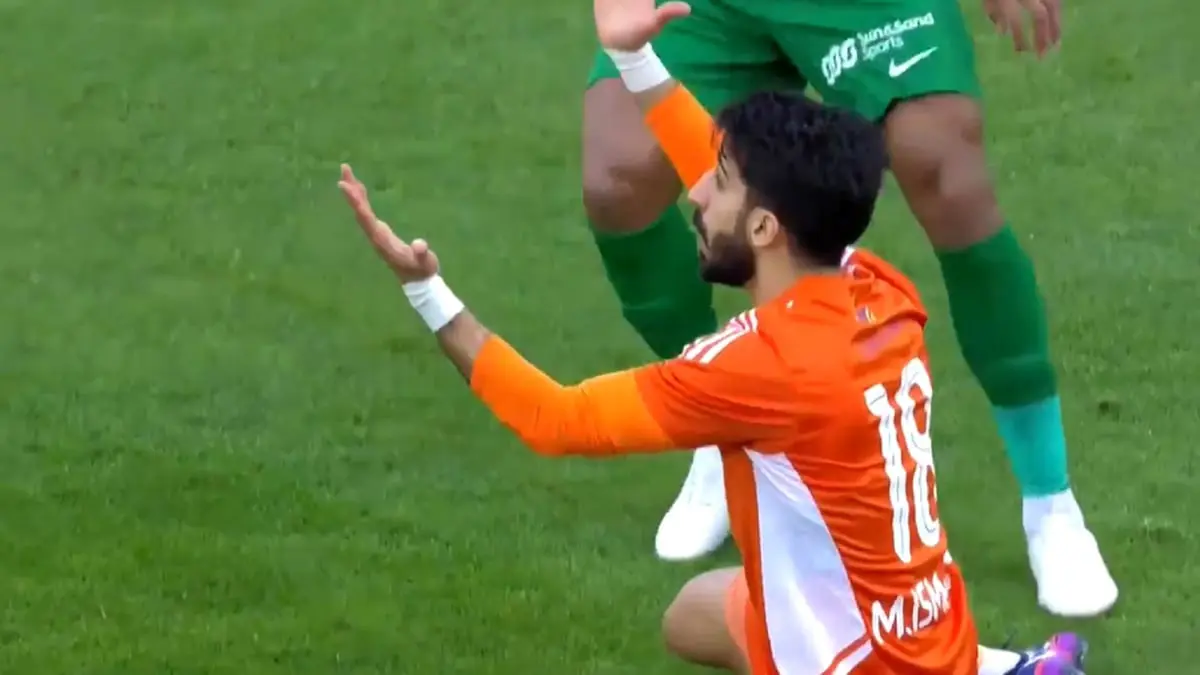 مباراة شباب الأهلي دبي وعجمان.. طرد محمد إسماعيل بعد 25 ثانية من البداية (فيديو)