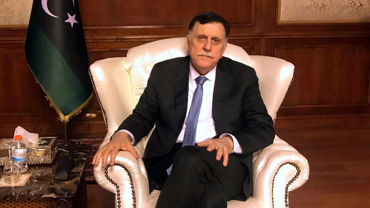 بعد تصريحات السفير الأمريكي.. هل يتراجع السراج عن الاستقالة؟