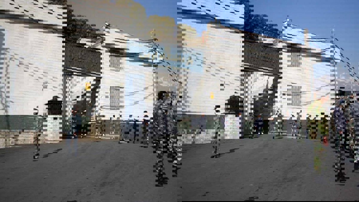 إيران تسجن صحفياً بتهمة تقديم معلومات عن المعتقلين والقتلى