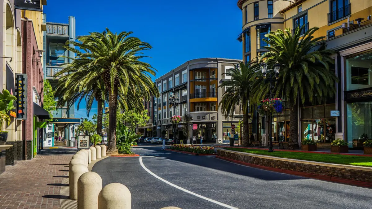 منزل فخم للبيع في كاليفورنيا يضم معملاً لإنتاج الميثامفيتامين