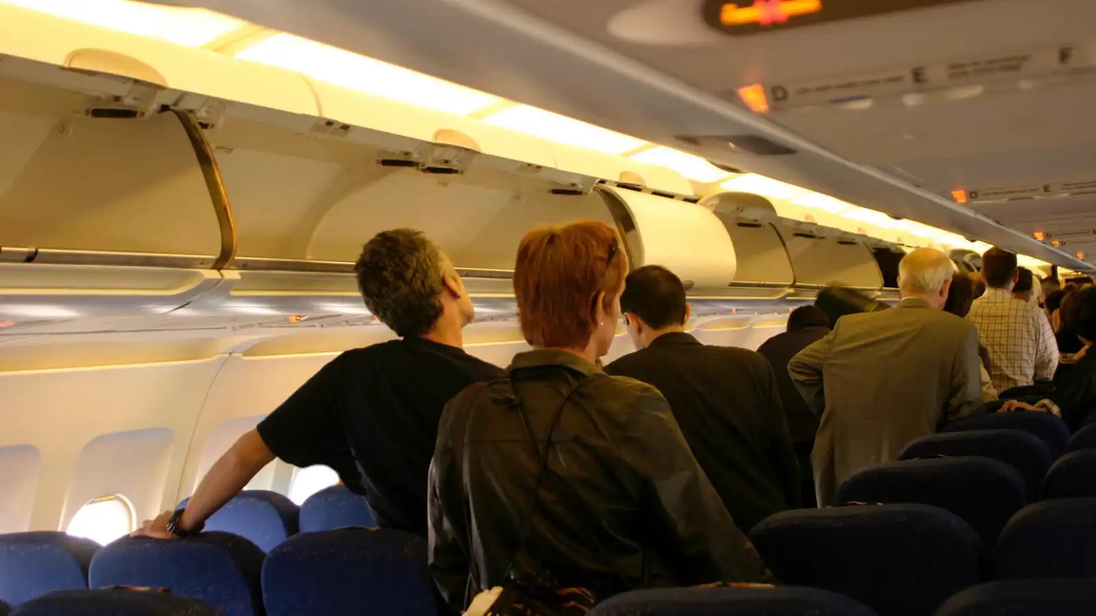 لماذا يقف الركاب فور هبوط الطائرة؟.. إليك السبب