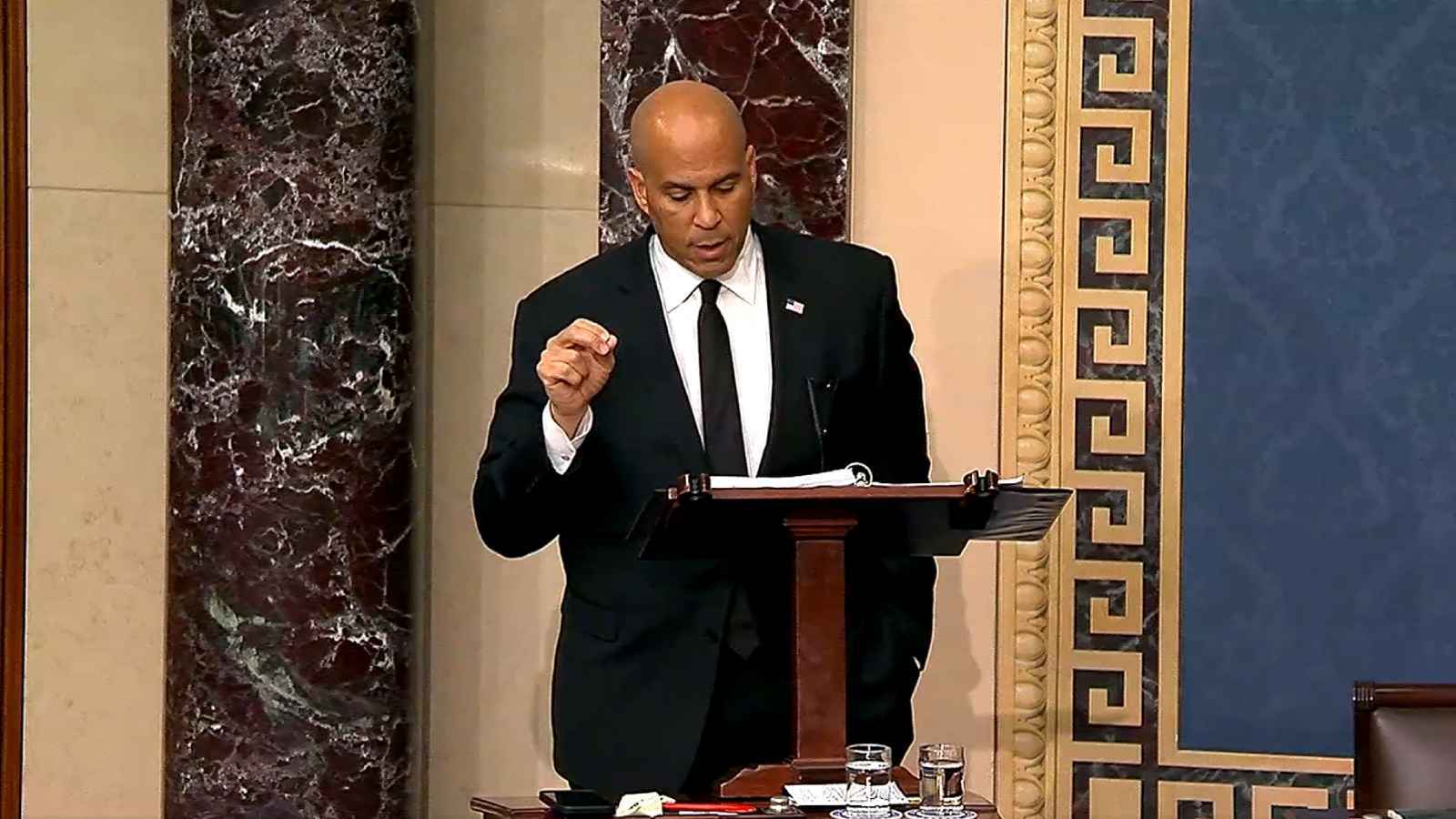 بعد تحطيمه رقماً قياسياً.. هل أعاد بوكر الديمقراطيين الأمريكيين إلى دائرة الضوء؟