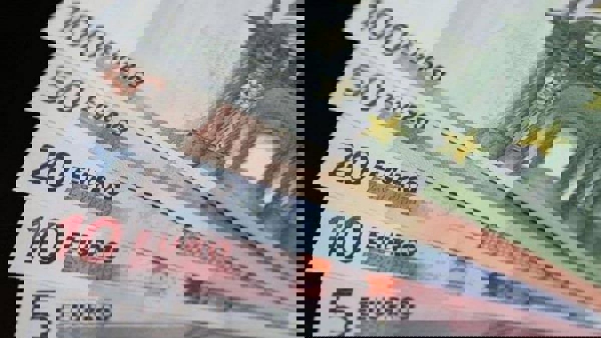 اليورو يهبط لأدنى مستوى في عقدين أمام الدولار