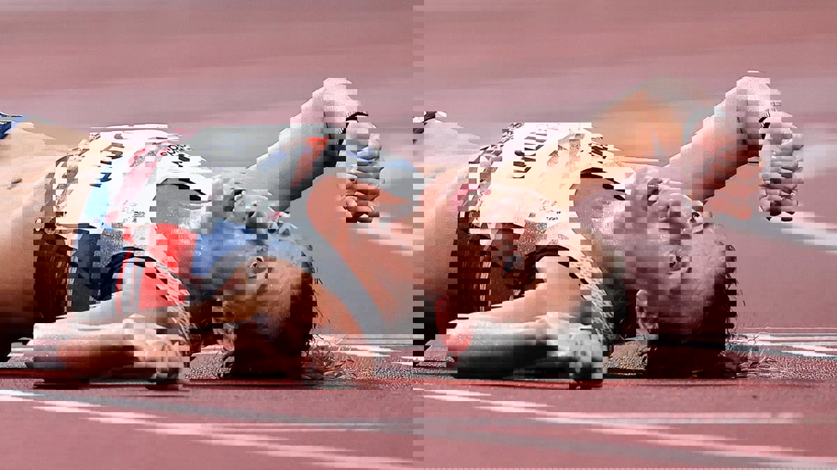 انهيار عداءة بريطانية عقب سباق 10 آلاف متر في أولمبياد طوكيو (صور)