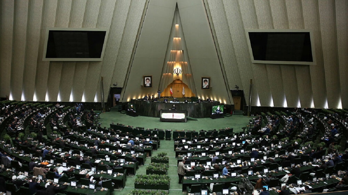 نواب إيرانيون يطالبون بالانسحاب من الاتفاق النووي إذا فرضت واشنطن عقوبات جديدة