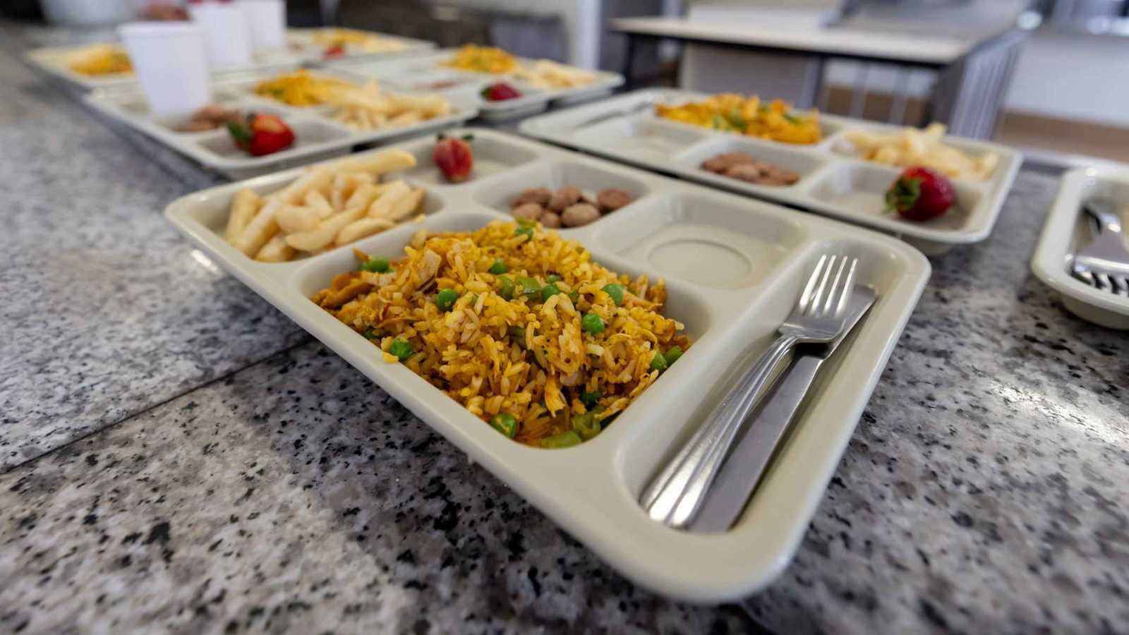 تسمم 360 تلميذًا بعد وجبة مدرسية مجانية في إندونيسيا